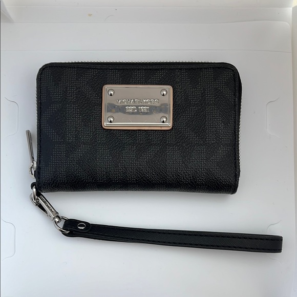 Michael Kors Black Wristlet Wallet - Picture 1 of 4